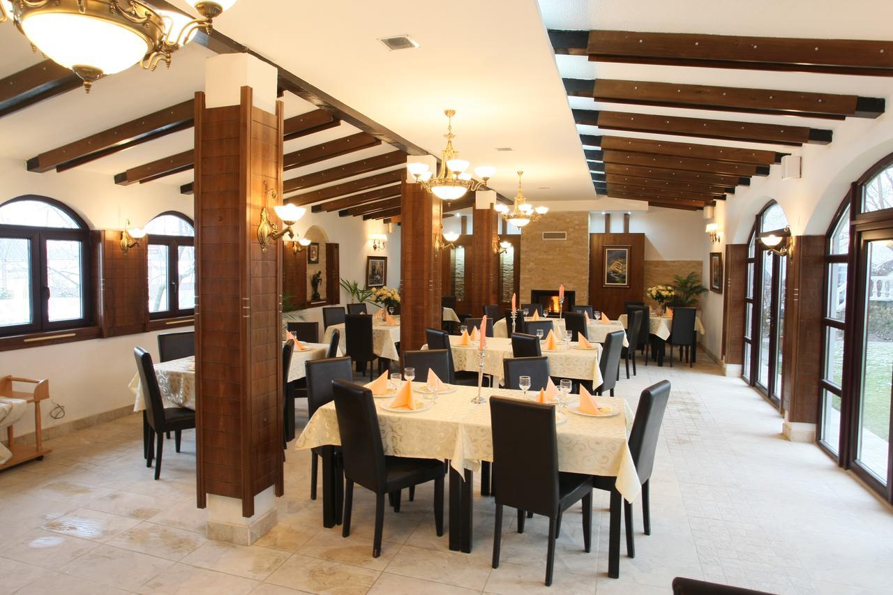 Hotel Roco Izvin Luaran gambar