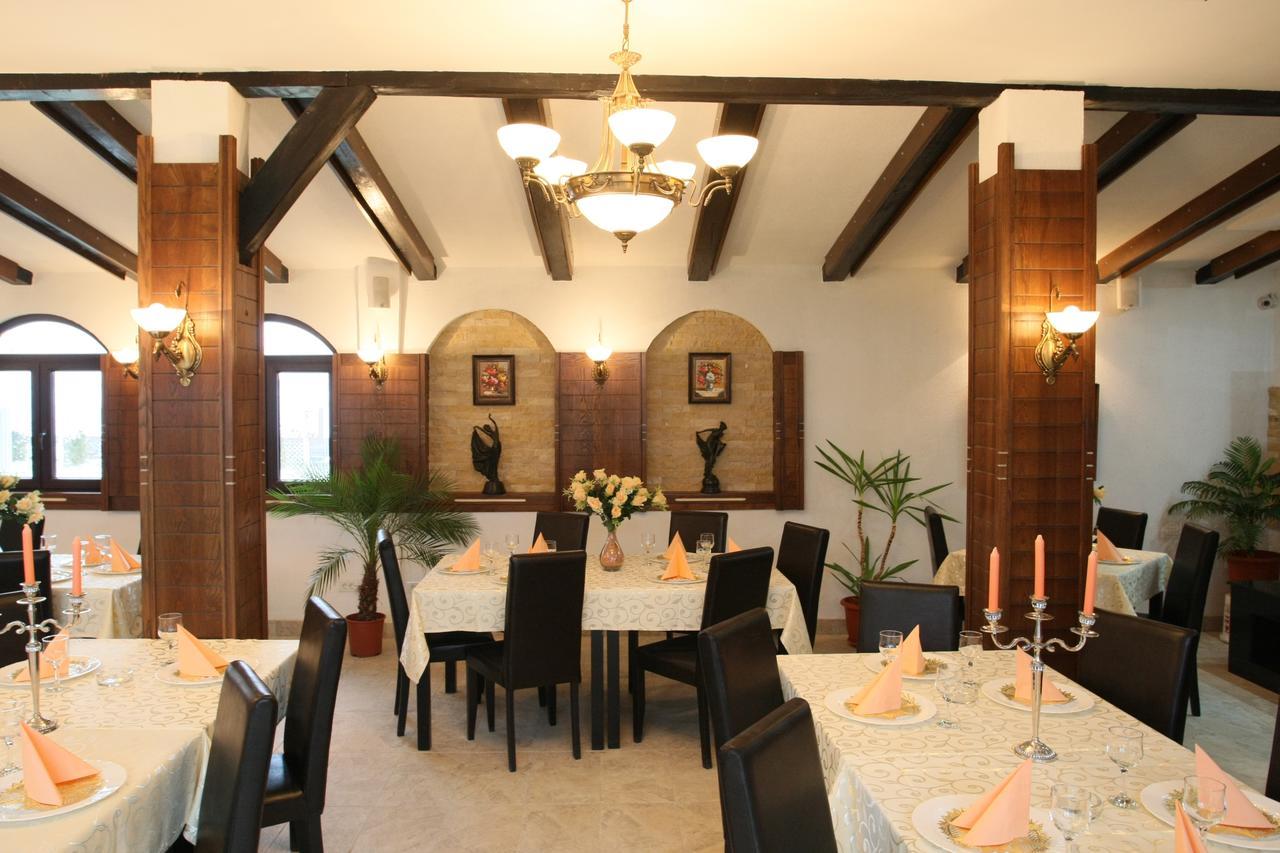 Hotel Roco Izvin Luaran gambar