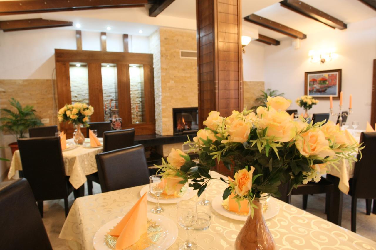 Hotel Roco Izvin Luaran gambar