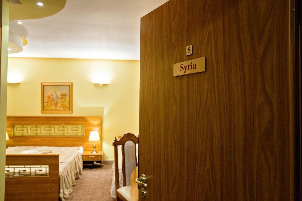 Hotel Roco Izvin Luaran gambar